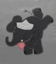 Lade das Bild in den Galerie-Viewer, Großes Kissen / Geburtskissen - personalisiert mit Wunschnamen & -motiv - Bio-Baumwolle (hellblau)