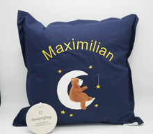 Lade das Bild in den Galerie-Viewer, Großes Kissen / Geburtskissen | personalisiert mit Wunschtext & -motiv | Bio-Baumwolle (dunkelblau)