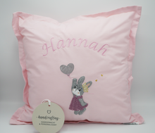 Lade das Bild in den Galerie-Viewer, Großes Kissen / Geburtskissen | personalisiert mit Wunschname & -motiv | 100% Bio-Baumwolle (rosa)