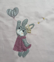 Lade das Bild in den Galerie-Viewer, Großes Kissen / Geburtskissen - personalisiert mit Wunschnamen & -motiv - Bio-Baumwolle (hellblau)