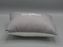 Lade das Bild in den Galerie-Viewer, Kleines Kissen | personalisiert mit Wunschtext | Punkte
