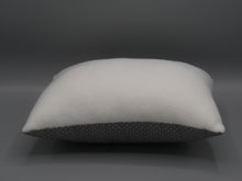 Lade das Bild in den Galerie-Viewer, Kleines Kissen | personalisiert mit Wunschtext | Punkte