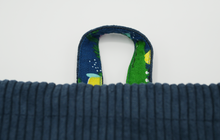 Lade das Bild in den Galerie-Viewer, Turnbeutel-Rucksack-Kombo | personalisiert mit Wunschnamen &amp; -motiv | Cord in BLAU
