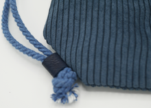 Lade das Bild in den Galerie-Viewer, Turnbeutel-Rucksack-Kombo | personalisiert mit Wunschnamen &amp; -motiv | Cord in BLAU
